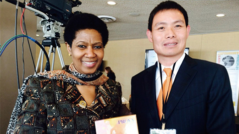 优游ub8尊贵定制礼 敬赠南非首位女性副总统