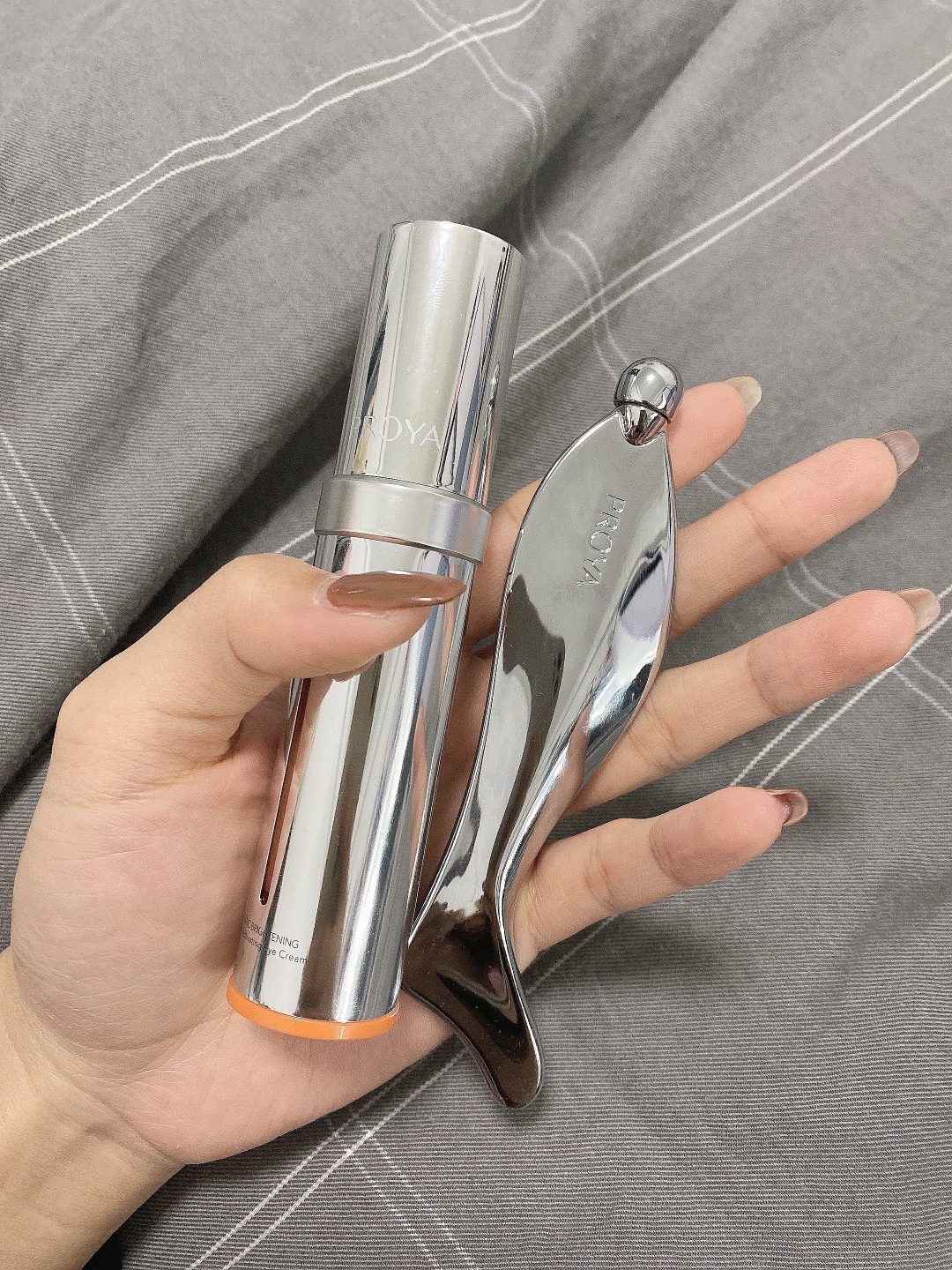 眼霜—Kerrykerry宝贝收到了，刚用肌肤嘟噜嘟噜的喝水，用完之后脸明显变白了，很喜欢